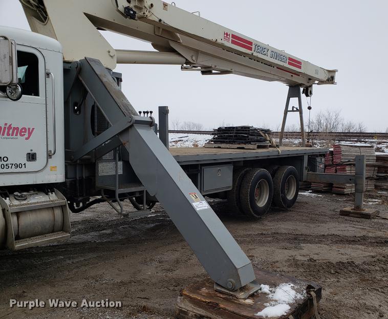 image for item DF2487 2002 Peterbilt 330 crane truck