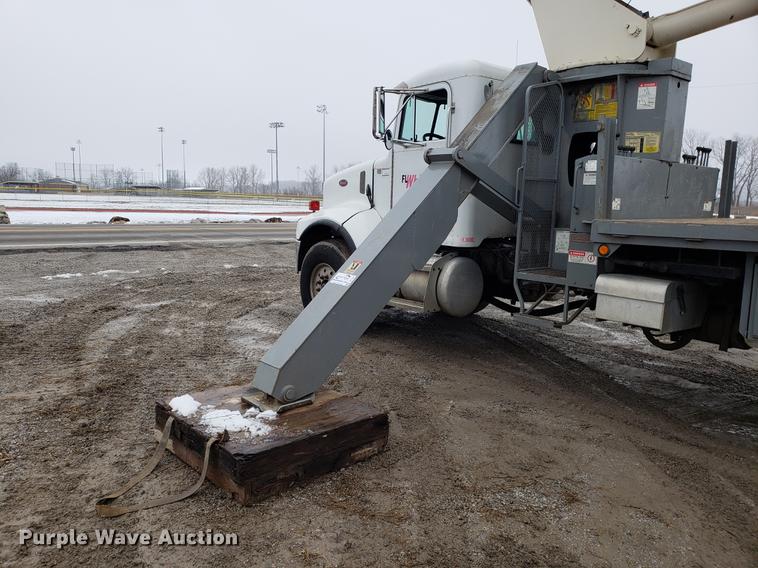 image for item DF2487 2002 Peterbilt 330 crane truck