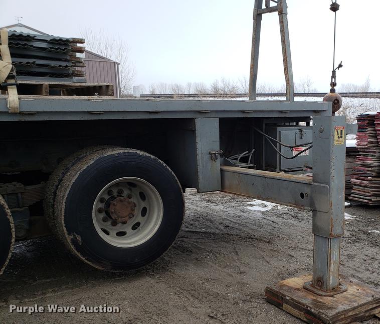 image for item DF2487 2002 Peterbilt 330 crane truck