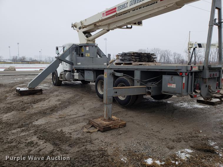 image for item DF2487 2002 Peterbilt 330 crane truck