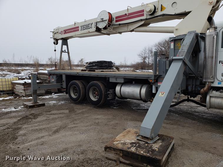 image for item DF2487 2002 Peterbilt 330 crane truck