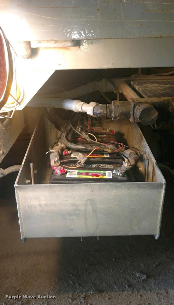 image for item DF2487 2002 Peterbilt 330 crane truck