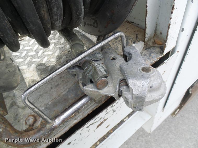 image for item DF7101 2003 Freightliner Business Class M2 bucket truck