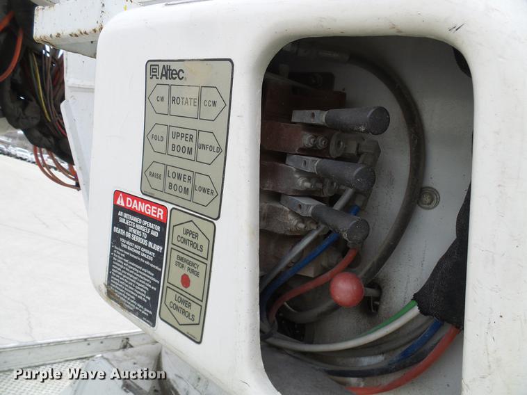 image for item DF7101 2003 Freightliner Business Class M2 bucket truck