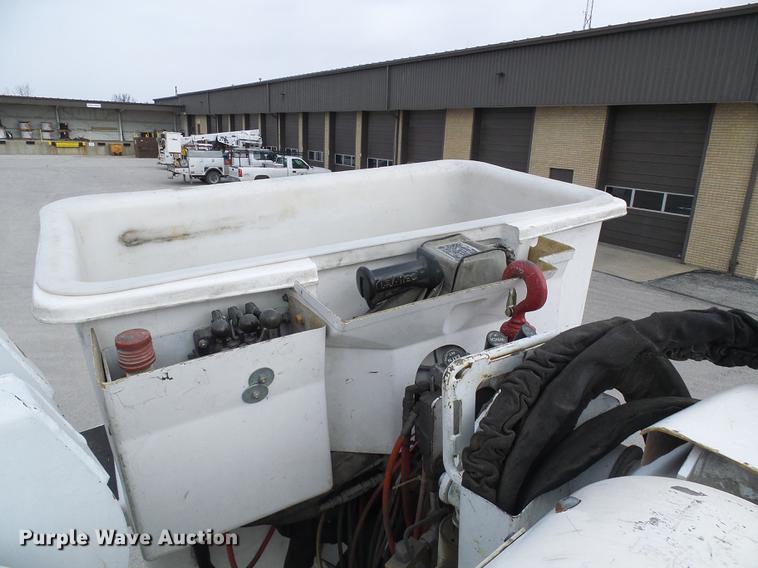 image for item DF7101 2003 Freightliner Business Class M2 bucket truck