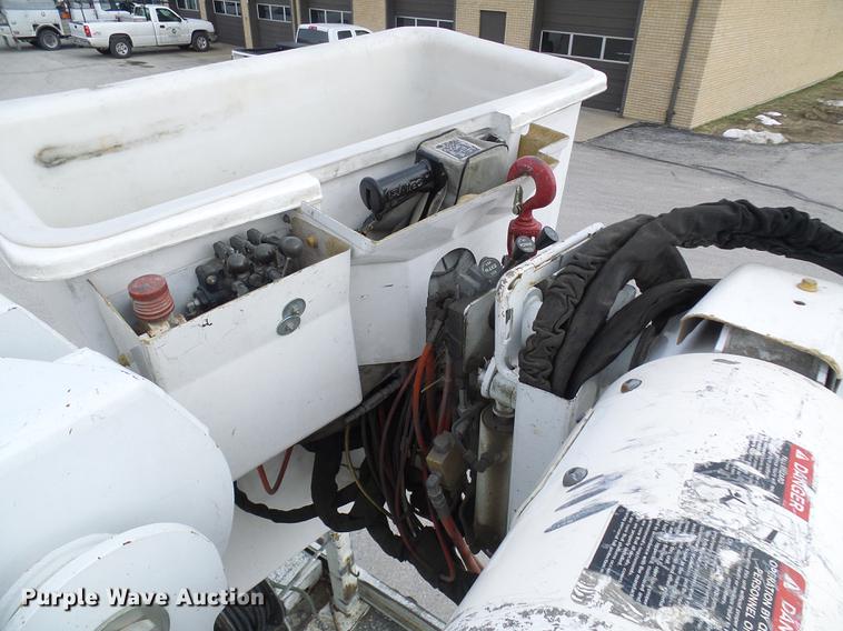 image for item DF7101 2003 Freightliner Business Class M2 bucket truck