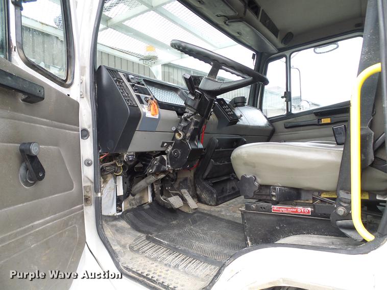 image for item DF7101 2003 Freightliner Business Class M2 bucket truck