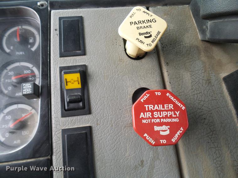 image for item DF7101 2003 Freightliner Business Class M2 bucket truck