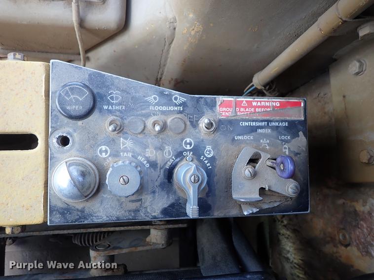 image for item DF8707 1980 Caterpillar 120G motor grader