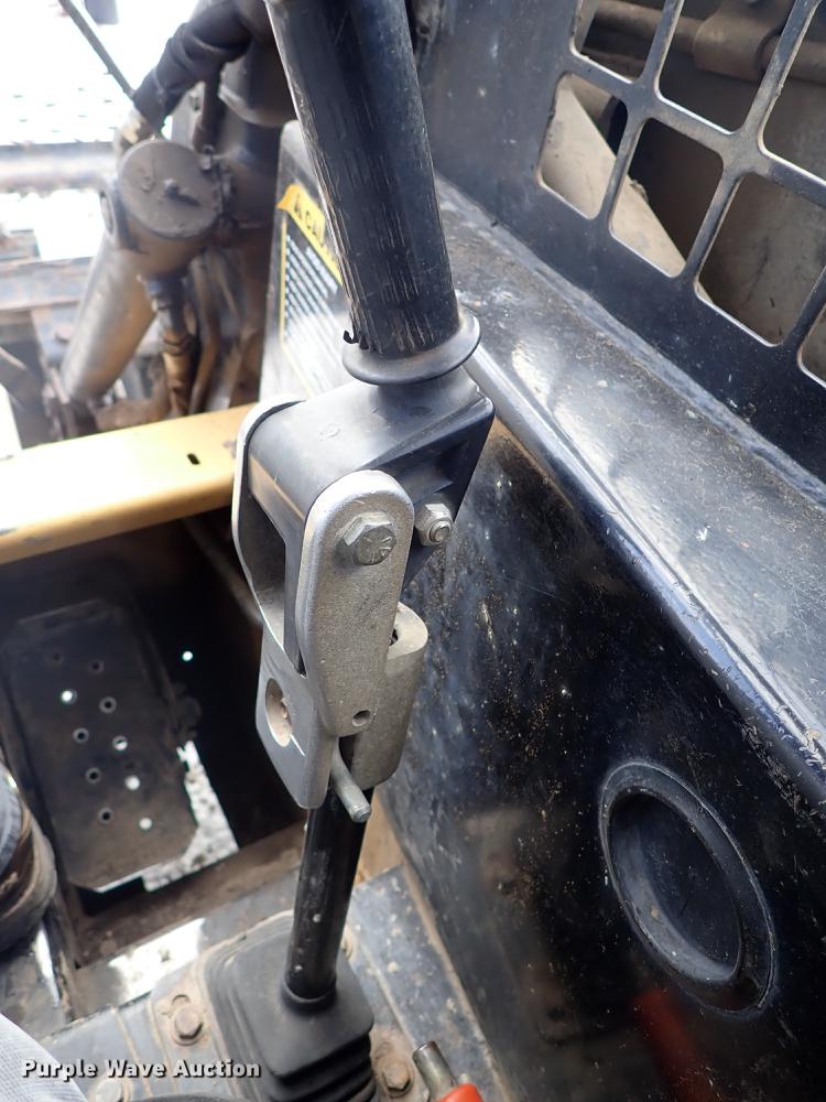 image for item DF8729 New Holland LX655 skid steer