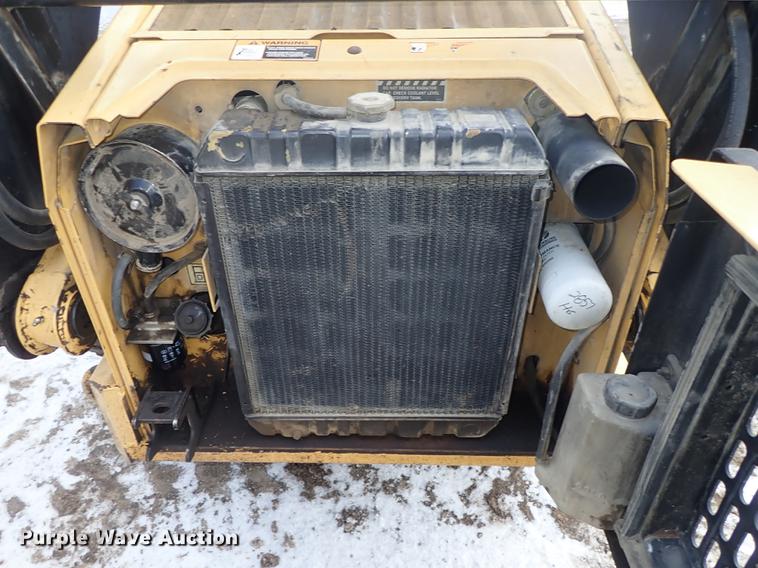 image for item DF8729 New Holland LX655 skid steer