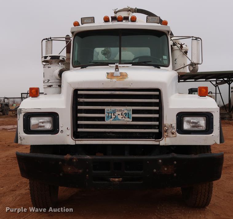 image for item DG3336 1992 Mack RD688S vacuum truck
