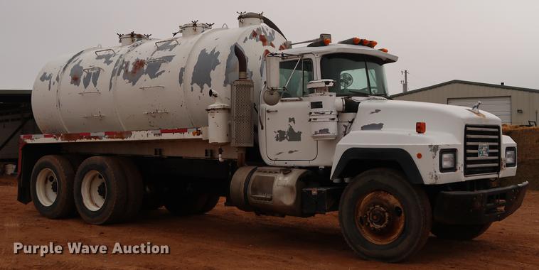 image for item DG3336 1992 Mack RD688S vacuum truck