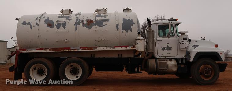 image for item DG3336 1992 Mack RD688S vacuum truck