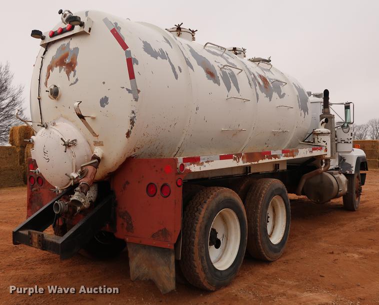 image for item DG3336 1992 Mack RD688S vacuum truck