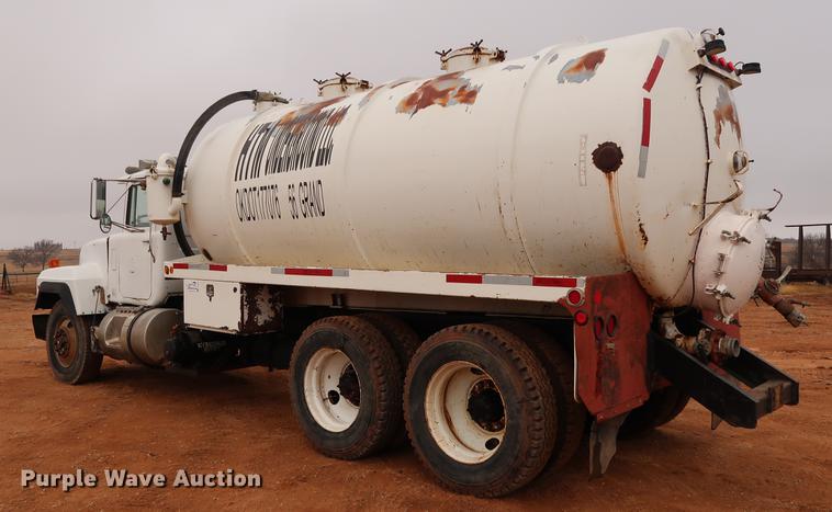 image for item DG3336 1992 Mack RD688S vacuum truck