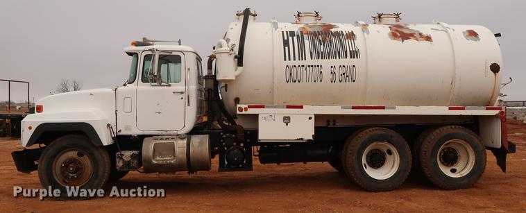 image for item DG3336 1992 Mack RD688S vacuum truck