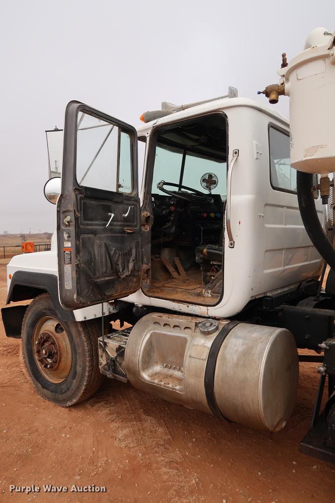 image for item DG3336 1992 Mack RD688S vacuum truck