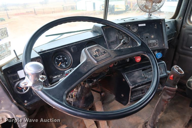 image for item DG3336 1992 Mack RD688S vacuum truck