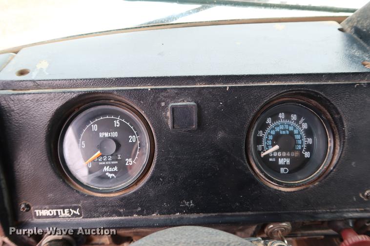 image for item DG3336 1992 Mack RD688S vacuum truck