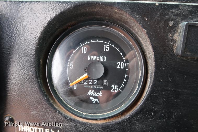 image for item DG3336 1992 Mack RD688S vacuum truck