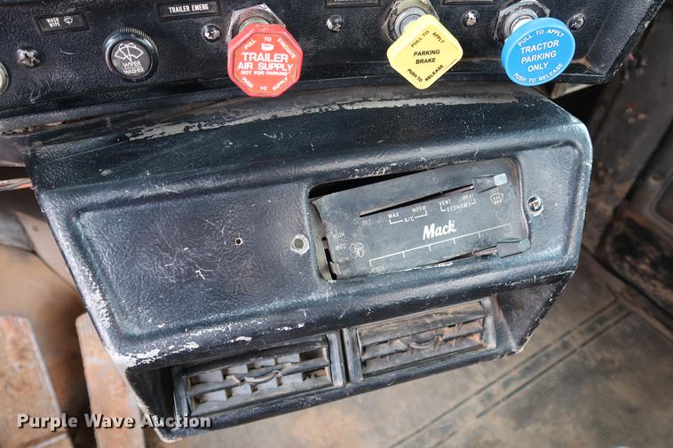 image for item DG3336 1992 Mack RD688S vacuum truck