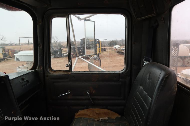 image for item DG3336 1992 Mack RD688S vacuum truck