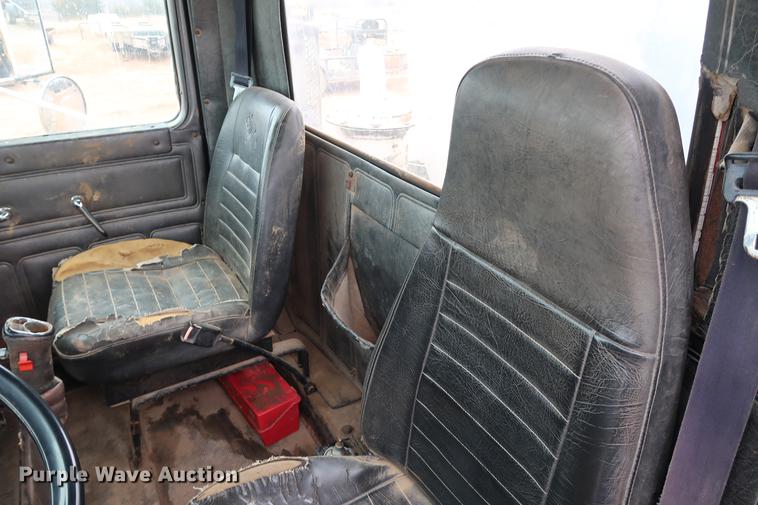 image for item DG3336 1992 Mack RD688S vacuum truck