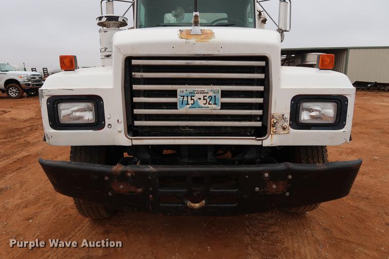 image for item DG3336 1992 Mack RD688S vacuum truck