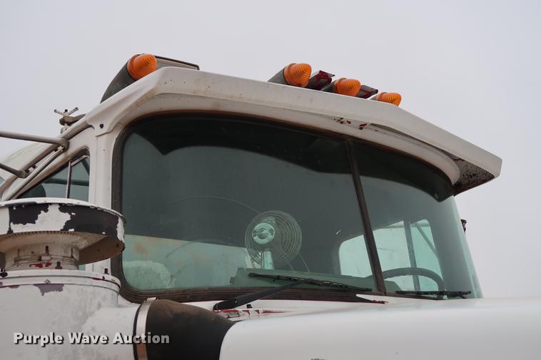 image for item DG3336 1992 Mack RD688S vacuum truck