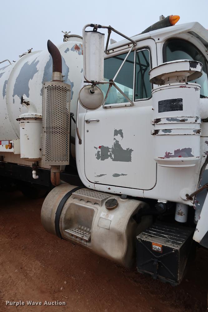 image for item DG3336 1992 Mack RD688S vacuum truck