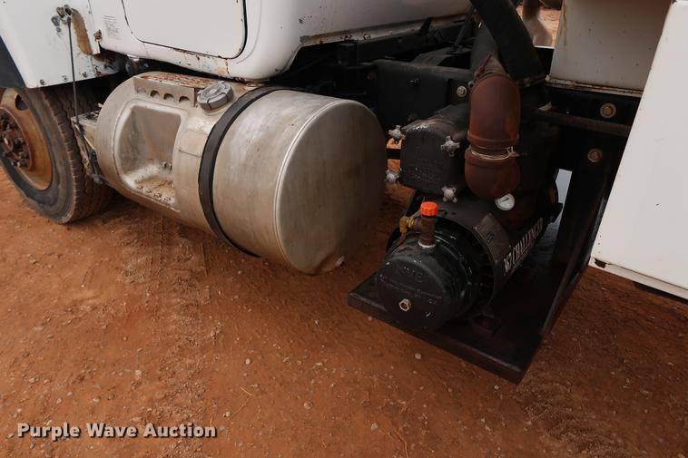 image for item DG3336 1992 Mack RD688S vacuum truck