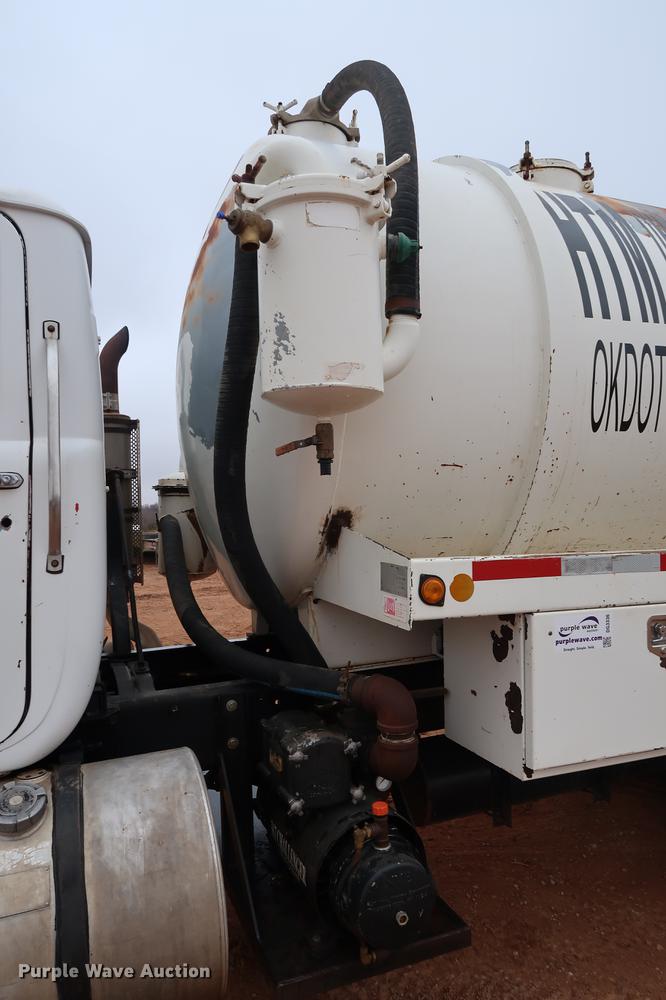 image for item DG3336 1992 Mack RD688S vacuum truck