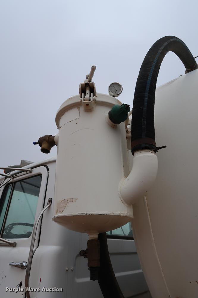 image for item DG3336 1992 Mack RD688S vacuum truck