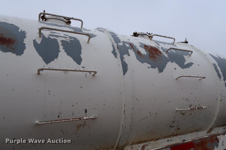 image for item DG3336 1992 Mack RD688S vacuum truck