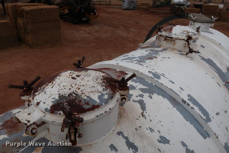 image for item DG3336 1992 Mack RD688S vacuum truck