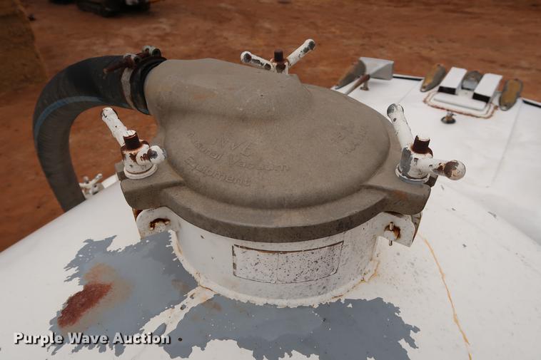 image for item DG3336 1992 Mack RD688S vacuum truck