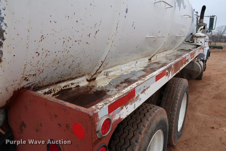 image for item DG3336 1992 Mack RD688S vacuum truck