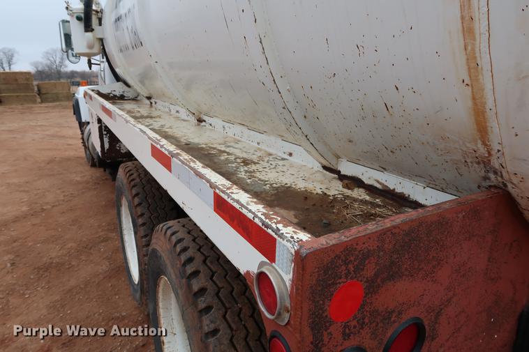 image for item DG3336 1992 Mack RD688S vacuum truck