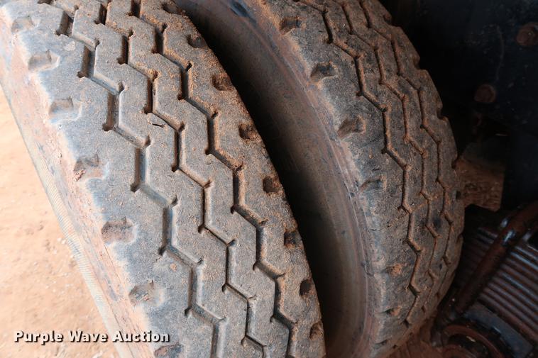 image for item DG3336 1992 Mack RD688S vacuum truck