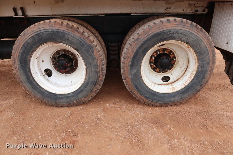 image for item DG3336 1992 Mack RD688S vacuum truck