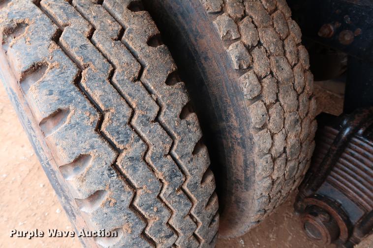 image for item DG3336 1992 Mack RD688S vacuum truck