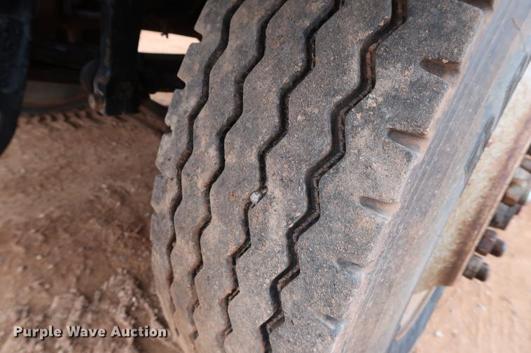 image for item DG3336 1992 Mack RD688S vacuum truck