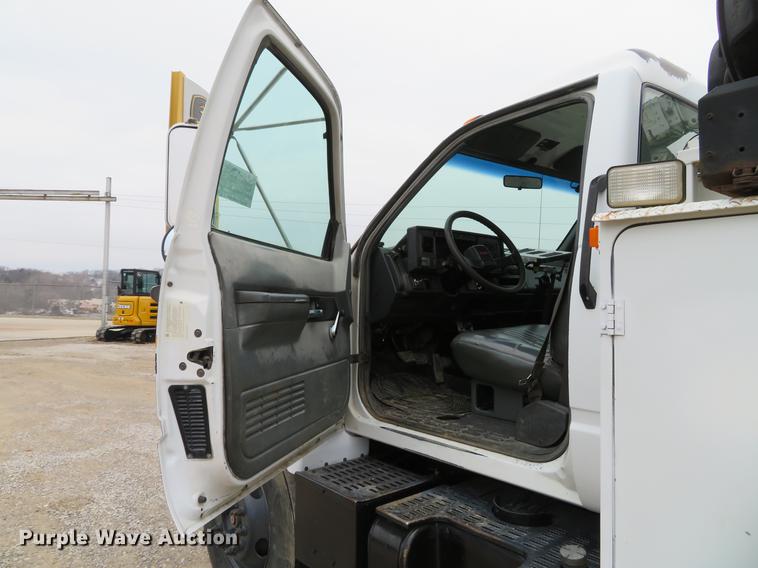image for item DG3837 1998 GMC C7500 service truck with crane