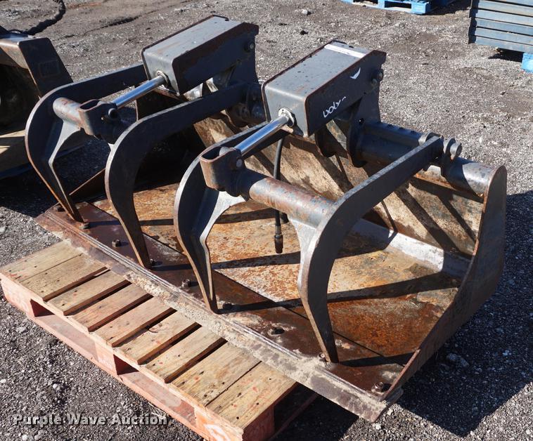 Bobcat skid steer grapple bucket in Lawrence, KS Item DI9319 sold
