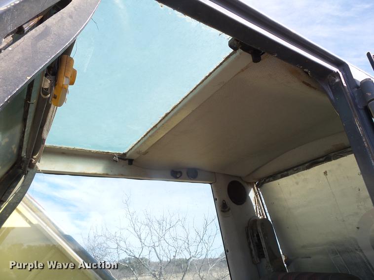 image for item EN9701 2002 New Holland EC215 excavator