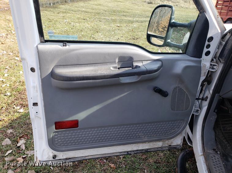 image for item EN9755 2003 Ford F550 roll-off container truck