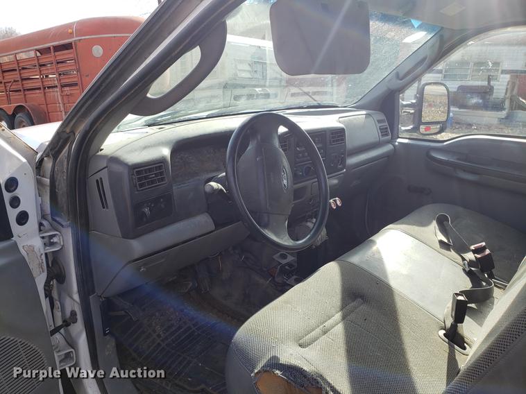 image for item EN9755 2003 Ford F550 roll-off container truck