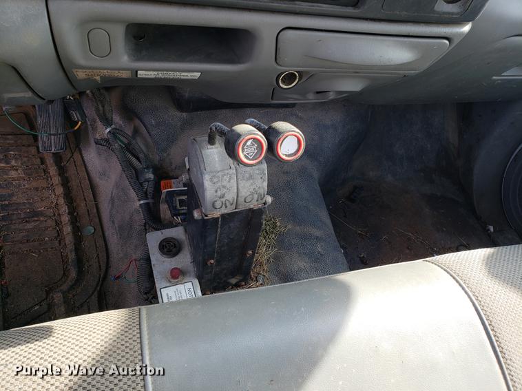 image for item EN9755 2003 Ford F550 roll-off container truck