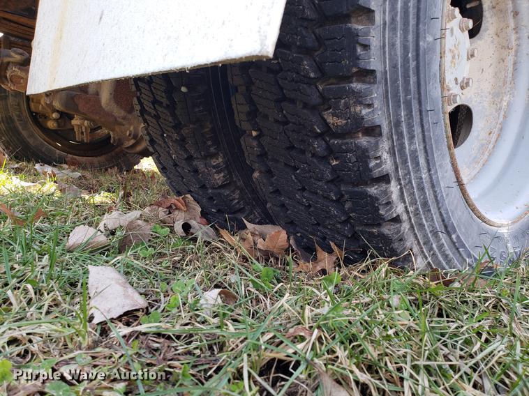 image for item EN9755 2003 Ford F550 roll-off container truck